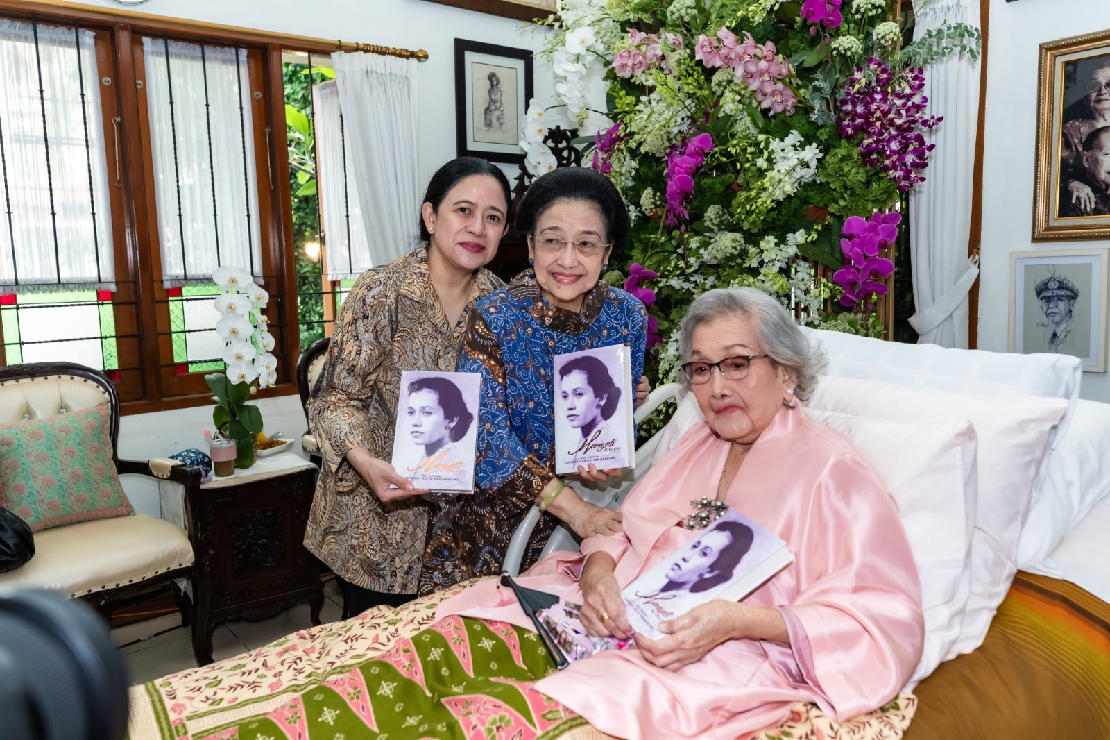 Presiden RI ke-5 Megawati Soekarnoputri bersama Ketua DPR Puan Maharani, di kediaman Mery Hoegeng, istri mendiang Jenderal (Purn) Hoegeng Iman Santoso. (X@narkosun)